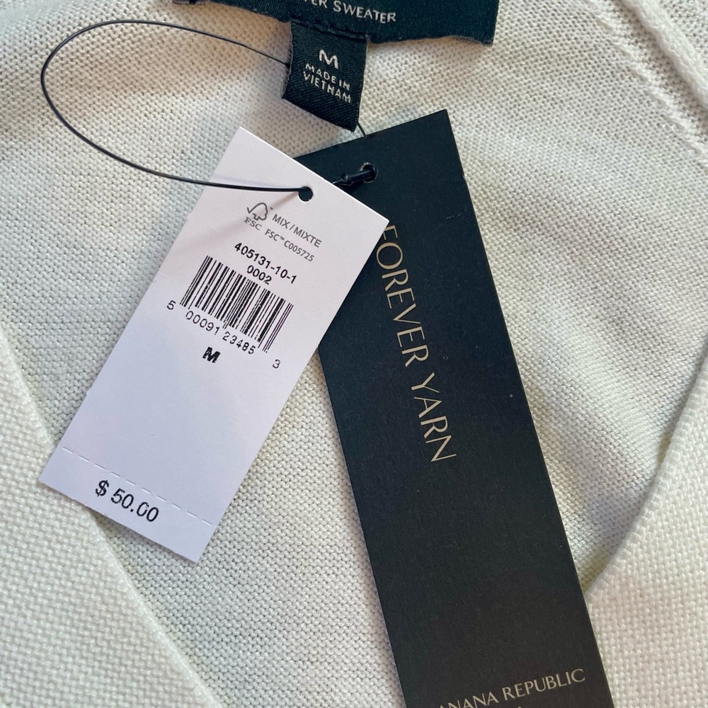 Women's NWT Cream V neck lightweight sweater from Banana Republic
Sz Medium - Picture 2 of 4